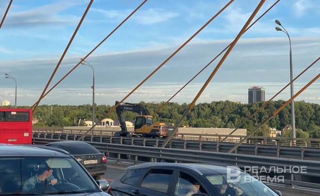 На казанском мосту «Миллениум» образовалась серьезная пробка