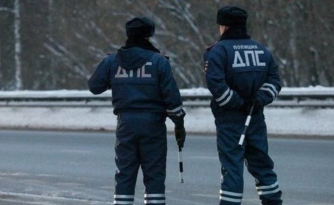 В Татарстане сотрудники ГИБДД помогли колонне из 27 автомобилей вырваться из снежного плена