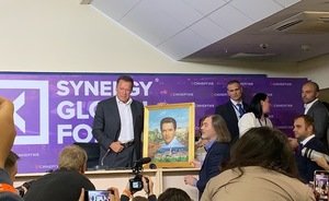 Никас Сафронов подарил Арнольду Шварценеггеру его портрет