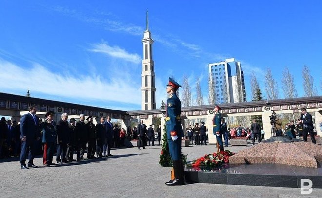 В Казани вандалы исписали граффити скамью и брусчатку в парке Победы