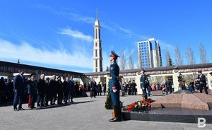 В Казани вандалы исписали граффити скамью и брусчатку в парке Победы