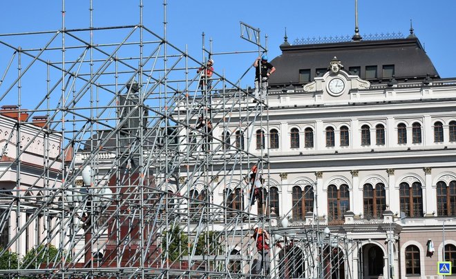 В Казани на площади Свободы начали монтировать сцену для парада Победы