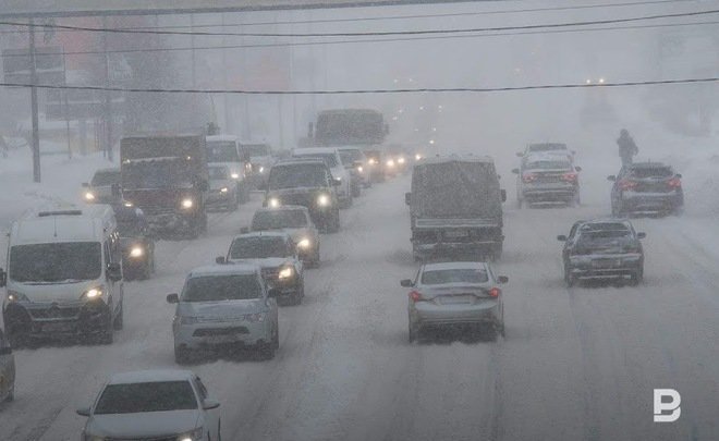 Из-за снегопада ограничен въезд грузового транспорта в Уфу