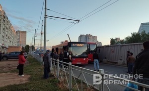 Столкновение двух автобусов парализовало движение на улице Юлиуса Фучика в Казани