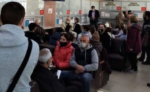 С «Миром» — в очередь: пенсионеры устроили давку в МФЦ Казани