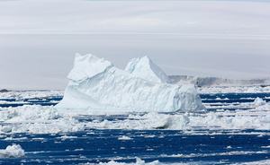 В Арктике «Роснефть» отбуксировала айсберг весом более миллиона тонн