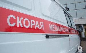 Скорая в Омске привезла пациентов с коронавирусом к зданию Минздрава
