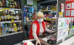 В Госдуме предложили ограничить использование госсимволов на алкогольной продукции