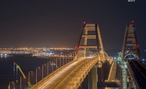 На Крымском мосту уложен первый километр железнодорожного пути