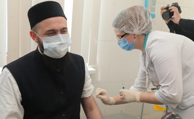 Главное о коронавирусе на 26 марта: священнослужители Казани прошли вакцинацию, на Сейшелах отменили карантин