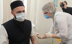 Главное о коронавирусе на 26 марта: священнослужители Казани прошли вакцинацию, на Сейшелах отменили карантин