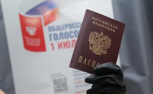 Россиянам при получении первого паспорта будут вручать Конституцию РФ