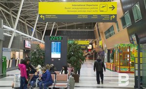 В казанском аэропорту прибывший из Турции мужчина напал на сотрудника таможни