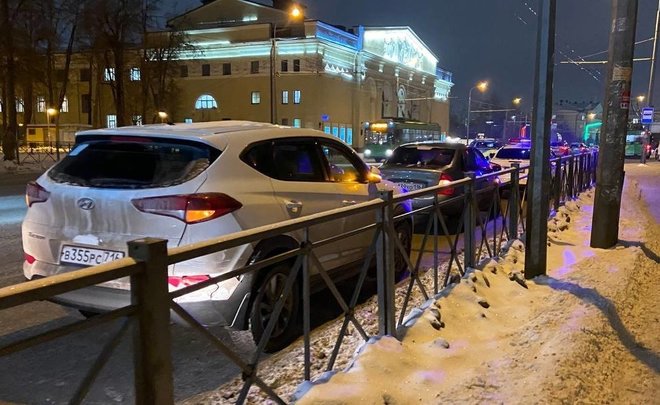 В Казани около филармонии им. Тукая столкнулись троллейбус и две легковушки — образовалась пробка