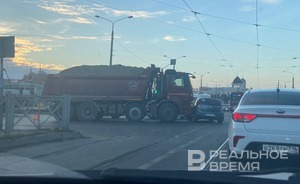 Из-за аварии с участием КАМАЗа на перекрестке в центре Казани образовалась пробка