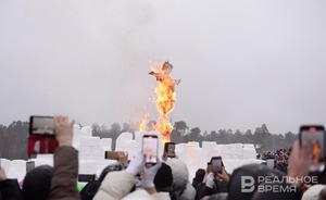 Закутаться в блин, сжечь чучело в дождь и уехать невредимым с «Лебяжьего»: Масленица-2023 в Татарстане