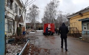 На пожаре в бывшей проходной производственного предприятия в Казани спасся один человек