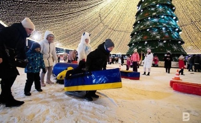 В Набережных Челнах на ипподроме установлена падающая елка