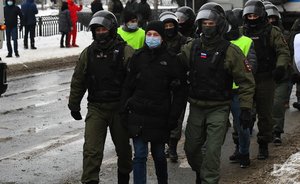 Ужесточение штрафов за митинги, запрет на высаживание безбилетников: Путин подписал ряд новых законов