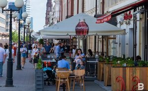 Сотрудники кафе на Баумана выгнали посетителей, которые долго находились в заведении — видео