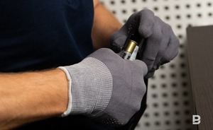 Мужчина открыл стрельбу из окна квартиры в Вятских Полянах — полицейские оцепили территорию