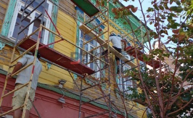 В Казани начали красить дом Садреддина Назирова
