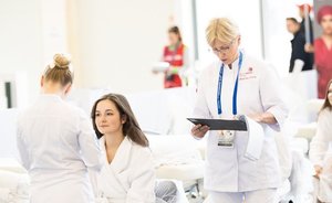 Названы самые популярные в России женские профессии