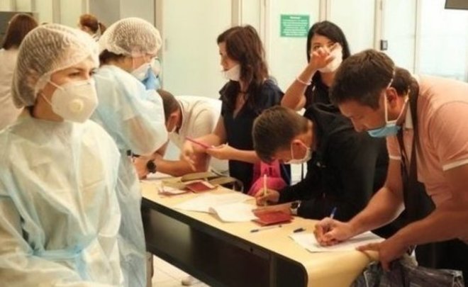 Очевидцы засняли очереди в казанском аэропорту на сдачу теста на коронавирус