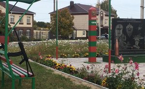 В Болгаре у памятника пограничникам установили скамейку с автоматами