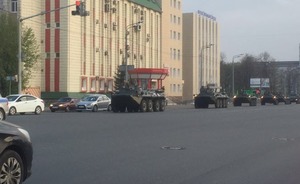 По ул. Назарбаева в Казани прошла парадная колонна военной техники — видео