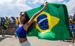 Сбербанк обвинили в нарушении авторских прав на мем с бразильским фанатом