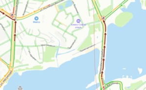 Из-за ДТП на улице Декабристов в Казани образовалась огромная пробка на Кремлевской дамбе