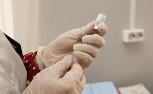 В Казани сняли на видео, как очередь на вакцинацию растянулась на улице